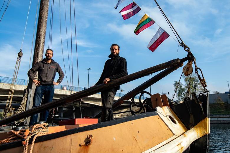 Ponad 100-letnia barka „Navis” jest wyposażona we wszelki sprzęt niezbędny do życia. Dwaj francuscy podróżnicy Eric i Gauthier  wybrali się nią w rejs po europejskich rzekach i... utknęli w Bydgoszczy.