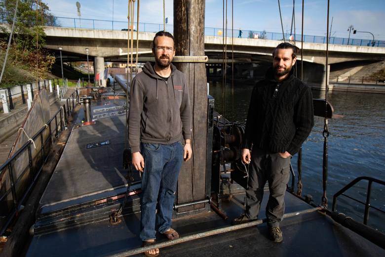 Ponad 100-letnia barka „Navis” jest wyposażona we wszelki sprzęt niezbędny do życia. Dwaj francuscy podróżnicy Eric i Gauthier  wybrali się nią w rejs po europejskich rzekach i... utknęli w Bydgoszczy.