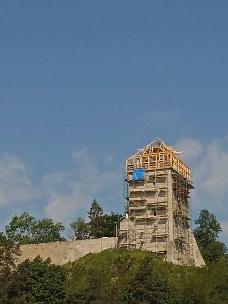Obecnie trwa montowanie dachu na odbudowanej wieży.