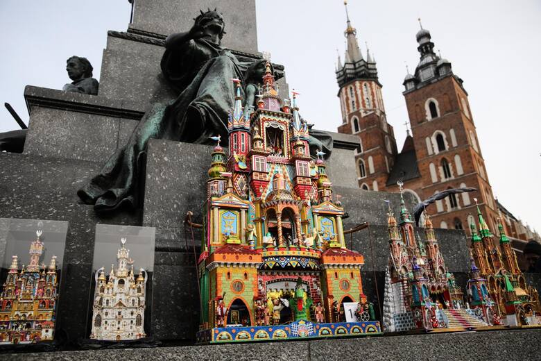 Kraków cieszy się zainteresowaniem także zimą. Polaków i gości z zagranicy przyciąga słynny jarmark bożonarodzeniowy, a także konkurs szopek. Krakowskie