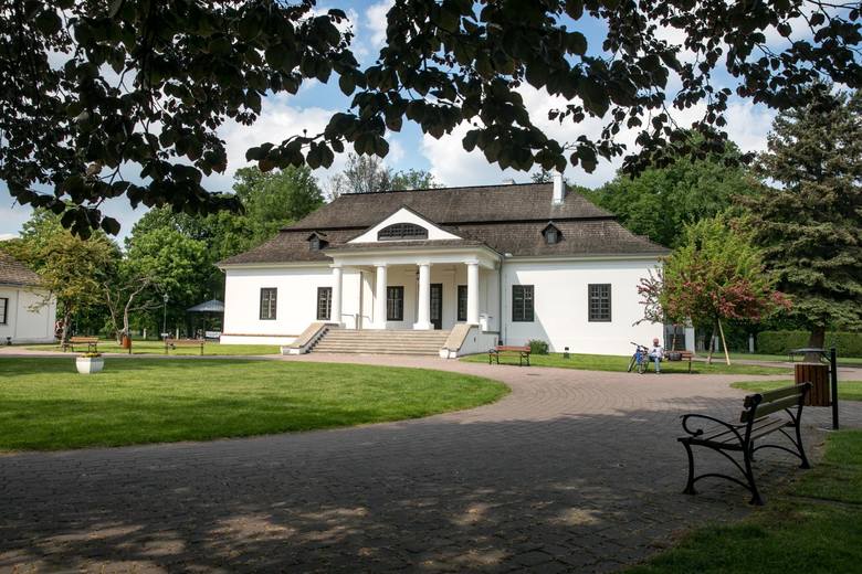 Do Dworku Białoprądnickiego, centrum kultury w rejonie, para prezydencka ma kilkaset metrów