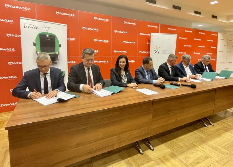 PESA podpisała dzisiaj z Kolejami Mazowieckimi umowę na dostawę 16 elektrycznych zespołów trakcyjnych.