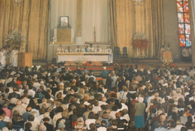 Prezbiterium świątyni podczas jej poświęcenia w 1996 roku