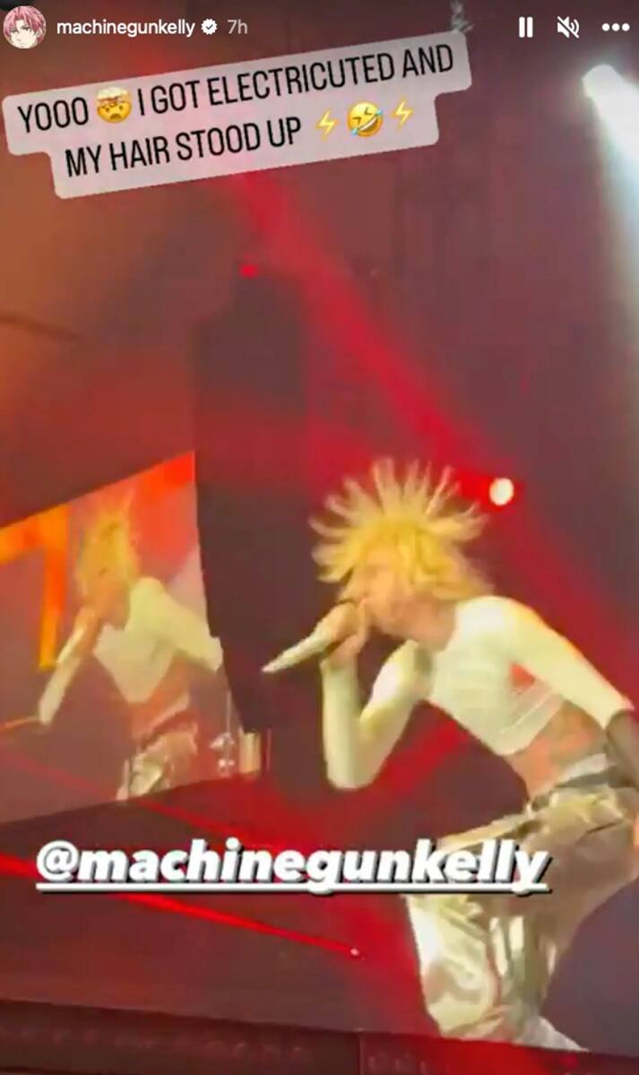 Piosenkarz Machine Gun Kelly porażony prądem podczas koncertu. Włosy stanęły mu dęba
