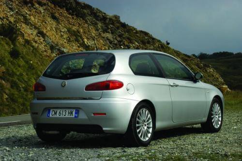 Fot. Alfa Romeo: Alfa 147 oferowana jest z nadwoziem 3- lub 5-drzwiowym. Bagażnik ma objętość 292 l.