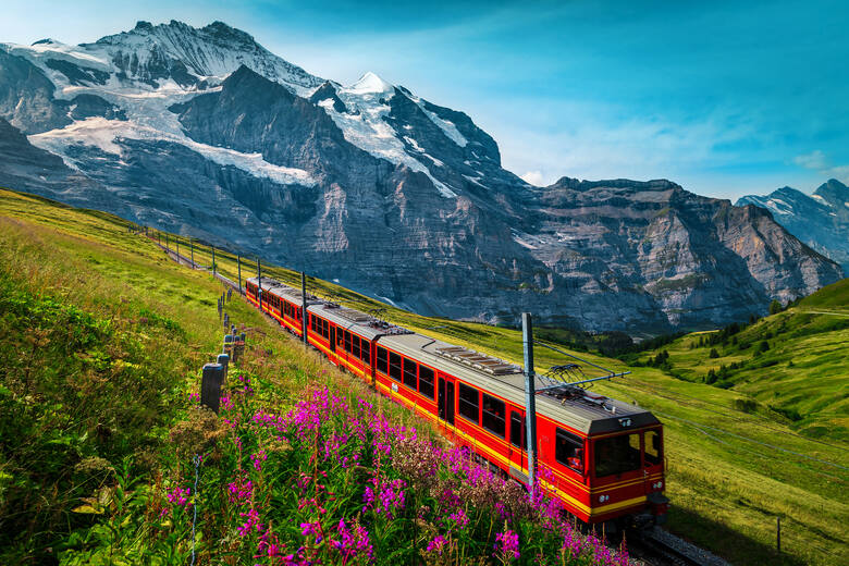 Czerwony pociąg w górach