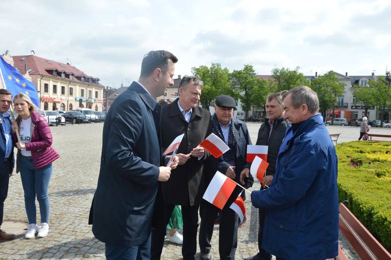 Szef PSL rozdawał w Łowiczu flagi narodowe i promował kandydata ludowców na europosła [ZDJĘCIA]