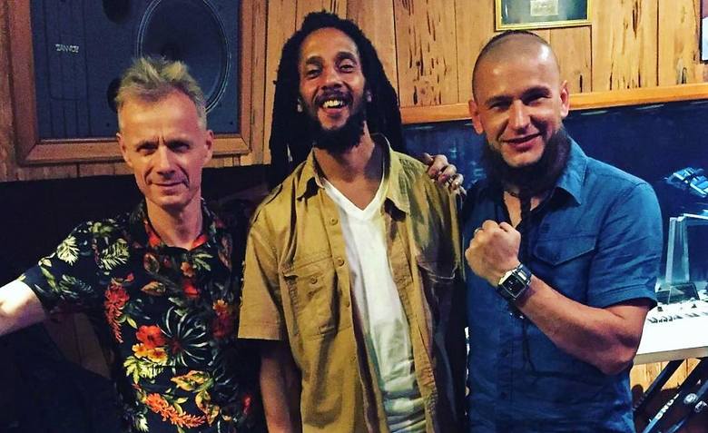 Na zdjęciu od lewej: Marcin Pospieszalski, Julian Marley i Dawid Portasz w studio Tuff Gong na Jamajce. 