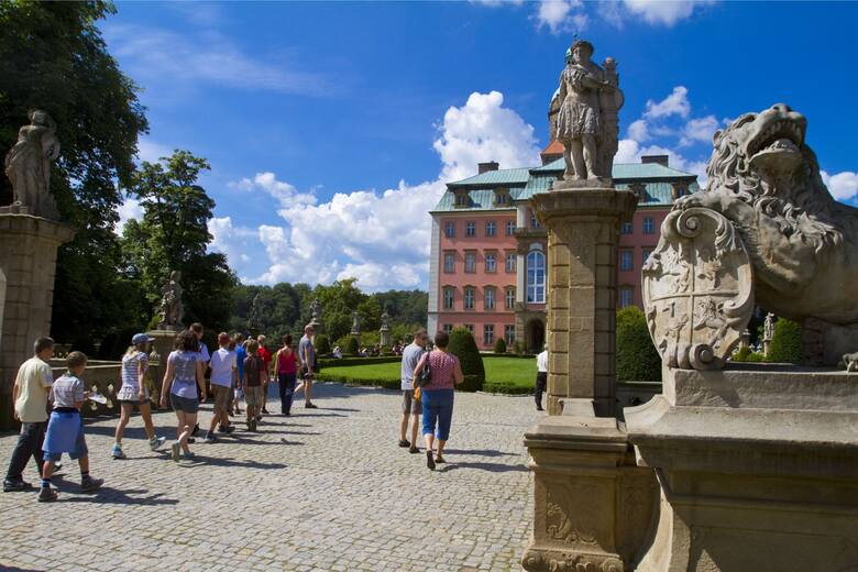 Zamek Książ to jeden z największych i najpiękniejszych zamków, znajdujących się w Polsce. We wnętrzach znajduje się wiele komnat, które są urządzone