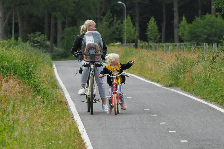 Kobieta i dziecko na ścieżce rowerowej