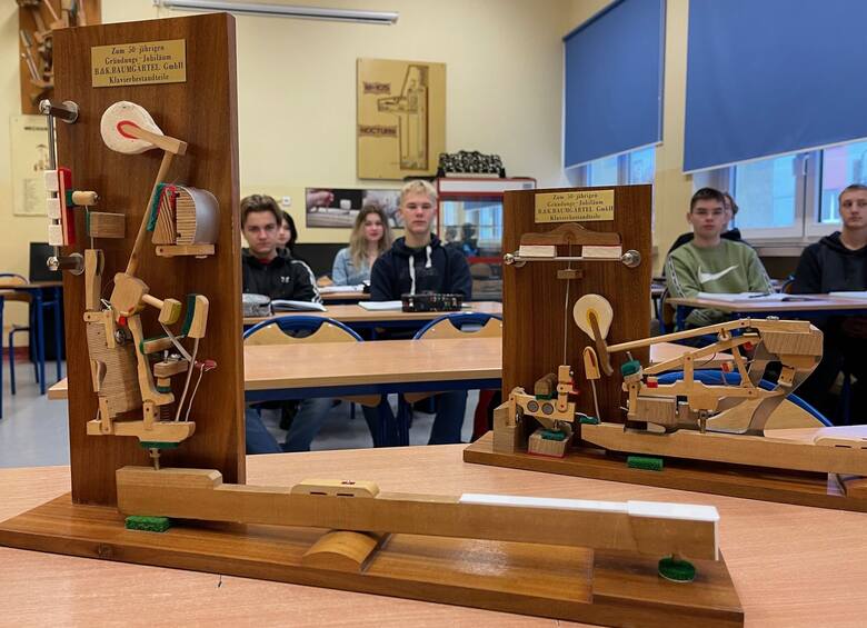 Podczas lekcji zawodowych uczniowie poznają budowę instrumentu.