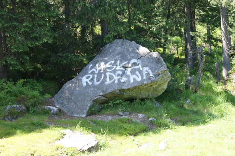 Kamień w Tatrach, podpisany przez wandala