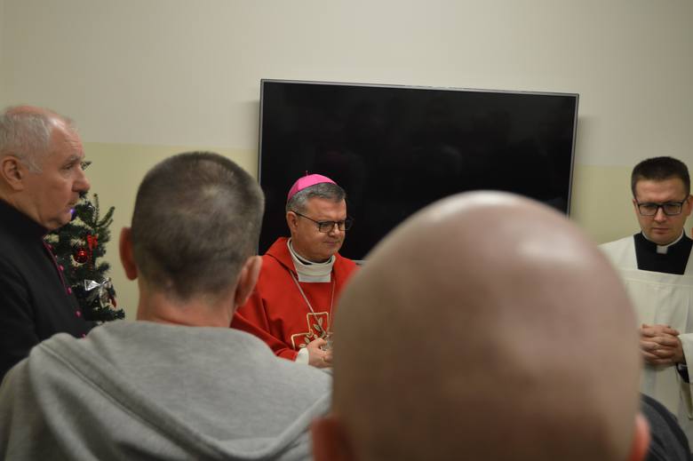 Biskup Wojciech Śmigiel kilka dni temu odwiedził z opłatkiem osadzonych w areszcie śledczym w Toruniu.