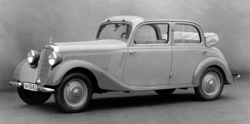 Fot. Mercedes-Benz: Niestosowany dzisiaj rodzaj nadwozia – kabriolimuzyna (1937- 42), w którym blaszany dach zastąpiono brezentowym. Za to w słoneczne