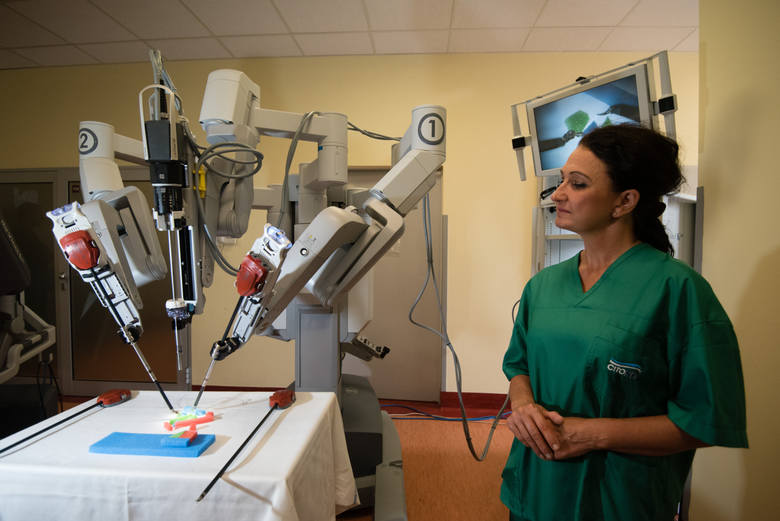 Prezentacja robota da Vinci starszego typu w szpitalu w Toruniu. 
