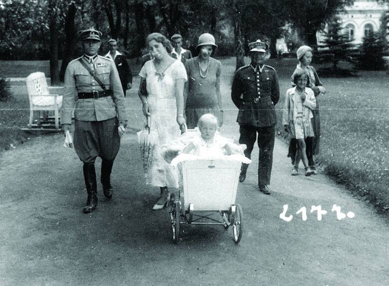 Kpt. Edward Kwitowski (po lewej)  z żoną Zofią i córeczką Krysią - Park Zdrojowy w Inowrocławiu, lata 30.