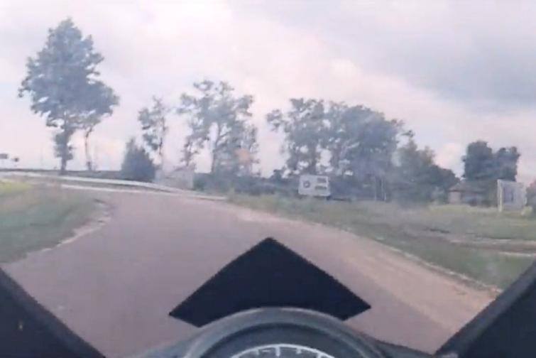 Kamera na motocyklu zarejestrowała niebezpieczną sytuację