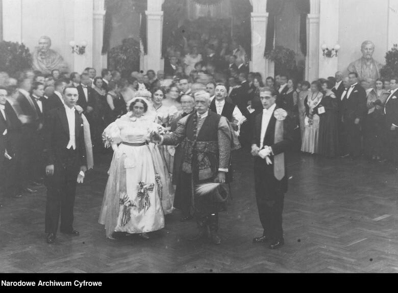 Przedwojenny bal prasy we Lwowie w 1931 roku. Warto dodać, że poloneza dziś tańczy się w strojach wieczorowych, jednak tradycyjnie powinny być to stroje