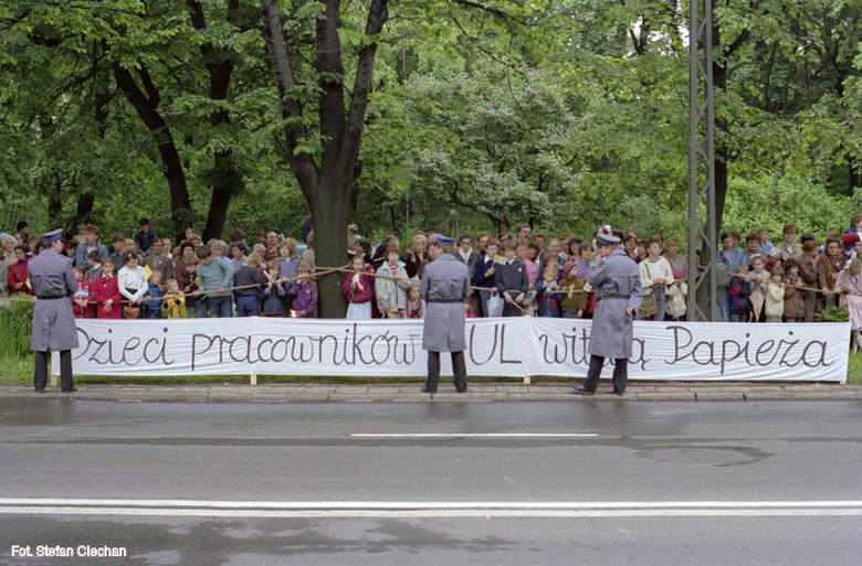 Na dziedzińcu KUL Jan Paweł II spotkał się ze studentami, pracownikami uczelni i ich rodzinami. Ludzie czekali na papieża od wczesnego ranka
