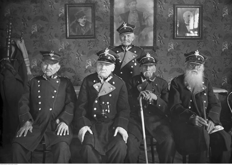 Rok 1932, grupa weteranów. Siedzą od lewej: Jan Nożyczkowski, Józef Nowak, Tomasz Pawłowski, Karol Humowiecki, stoi Walenty Będkowski.