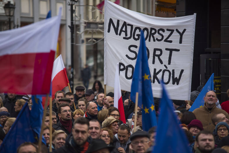 Manifestacja Komitetu Obrony Demokracji na Rynku Staromiejskim <br /> w Toruniu.