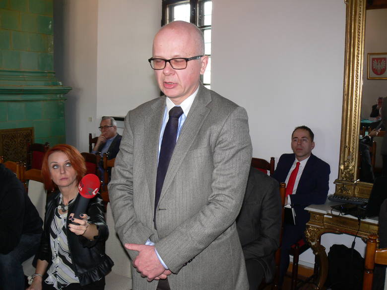 Radni Sandomierza zarzucili burmistrzowi szantaż i przekroczenie uprawnień. Burmistrz zarzuca radnym działanie na szkodę miasta.  