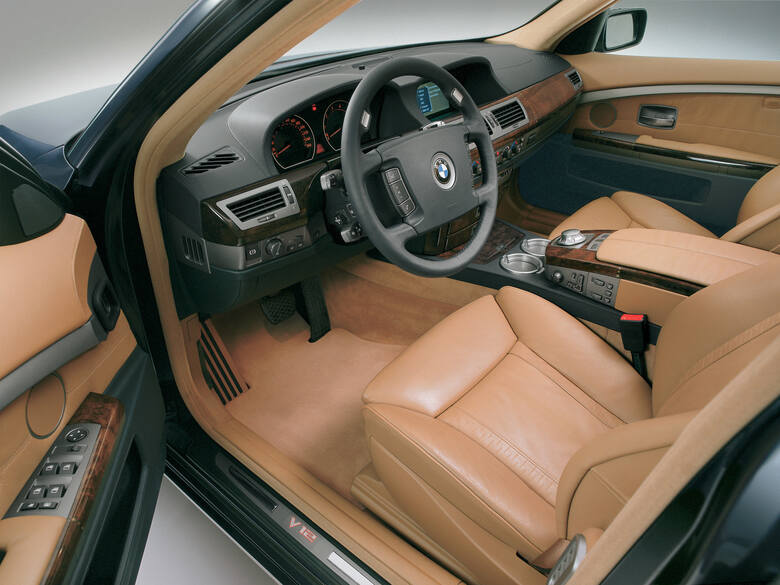 BMW 7 (2001 – 2005)„Siódemka” która weszła na rynek w 2001 r. stała się ogromną sensacją. Przyćmiła swoich najgroźniejszych rywali w klasie i była na