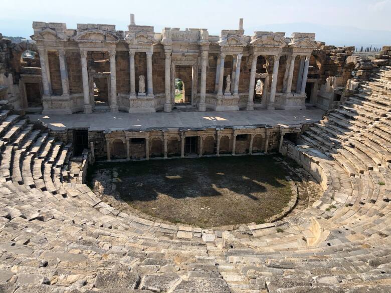 Turcja to nie tylko plaże, ale też wspaniałe zabytki wielu kultur. W Azji Mniejszej można oglądać ruiny starożytnych greckich miast, np. Efezu.