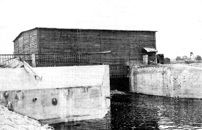 Żeby zamaskować Wodny Zamek Niemcy obłożyli go deskami – udawał stodołę.