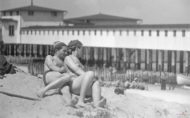 Kobieta i mężczyzna wypoczywający na plaży