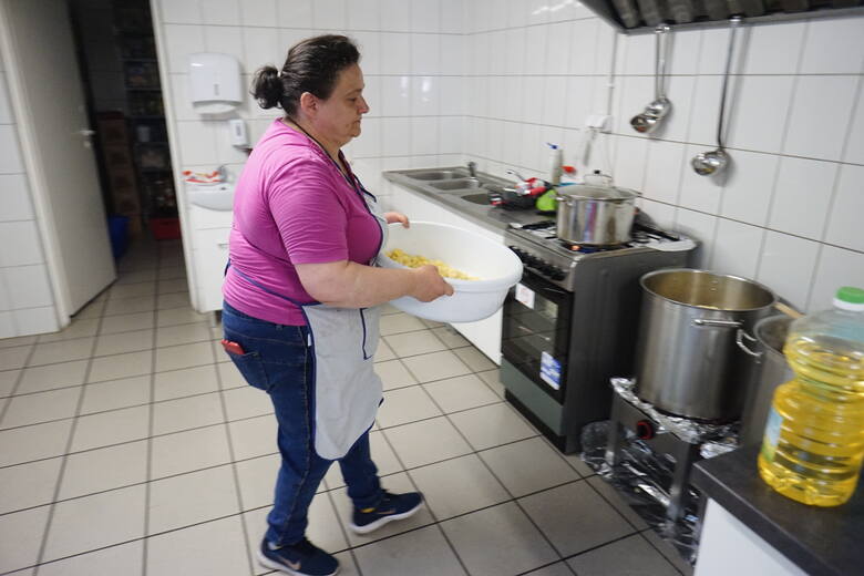 Zupa na Głównej - co sobotę członkowie stowarzyszenia i wolontariusze przygotowują i rozdają zupę potrzebującym na poznańskim dworcu