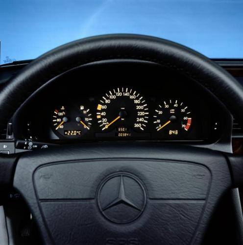 Fot. Mercedes-Benz: Legendarna już tablica przyrządów modelu produkowanego do 2000 r.