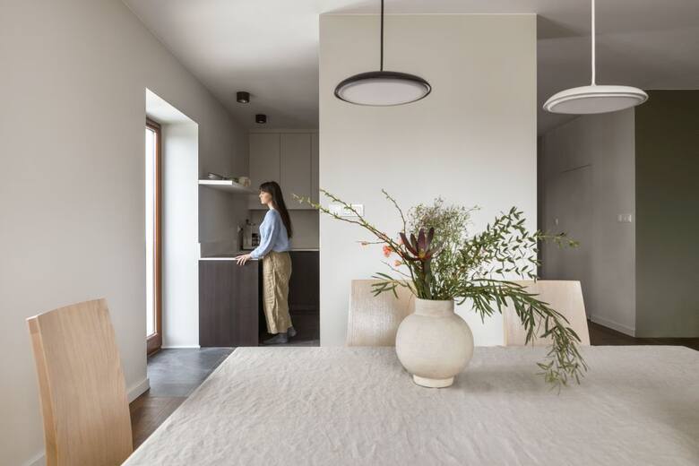 Mieszkanie w stylu japandi, czyli wyjątkowe połączenie. Zobacz, jak modnie urządzić wnętrza w 2023 roku. Zajrzyj do apartamentu w Warszawie