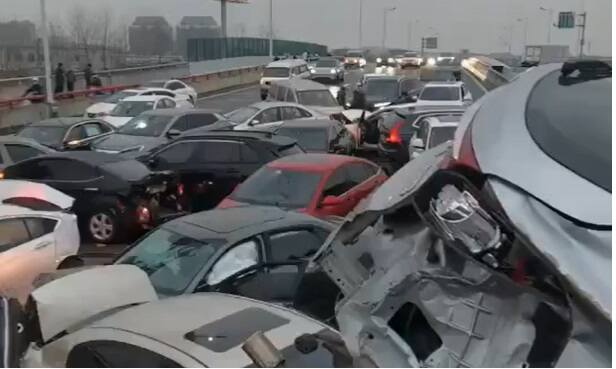 Ponad 100 aut zderzyło się na autostradzie w Chinach.