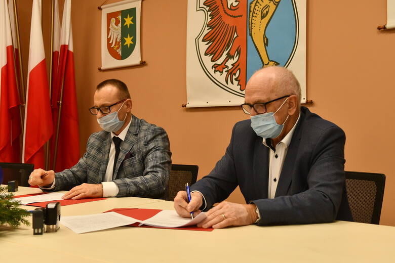 Piotr Królikiewicz z firmy Moris Polska (z lewej) i burmistrz Kostrzyna Andrzej Kunt podpisują umowę na budowę basenu.