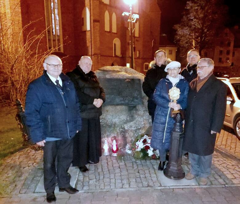 Nastrojowa Droga Krzyżowa w Żarach. Uczestnicy przeszli ulicami miasta aż na cmentarz komunalny