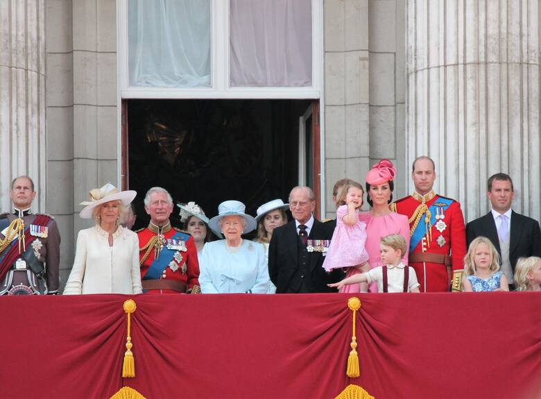 Z pałacowego balkonu ukazują się poddanym członkowie rodziny królewskiej. Na zdjęciu z 2017 r. widzimy Elżbietę II, jej męża księcia Filipa (po prawej)