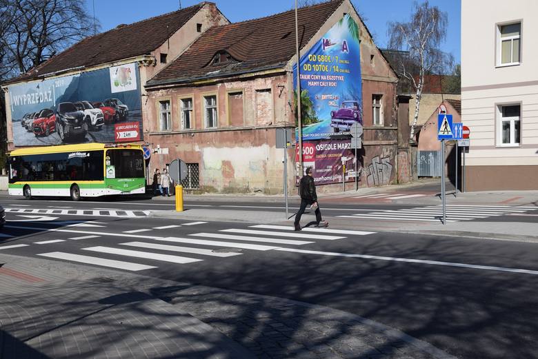 Na rondzie u zbiegu ulic Wrocławskiej i Sienkiewicza w Zielonej Górze pojawiły się już nowe oznakowania. 