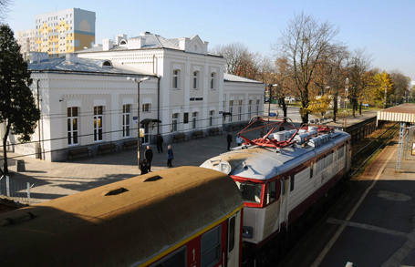 Pociągi do Warszawy stojące na stacji Łódź Widzew.