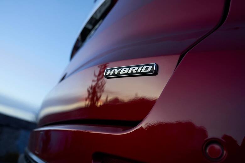 Ford S-Max HybridZdecydowano się na połączenie 2,5-litrowego silnika benzynowego, pracującego w cyklu Atkinsona, litowo-jonowego akumulatora o pojemności