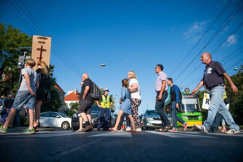 W Poznaniu na przejściach dla pieszych coraz częściej dochodzi do tragedii. Niedawno na ul. Opolskiej śmiertelnie potrącona została 8-letnia Maja. Z kolei na przejściu dla pieszych na skrzyżowaniu ulic Marszałkowskiej i Grunwaldzkiej na początku sierpnia zginęła 75-letnia kobieta.