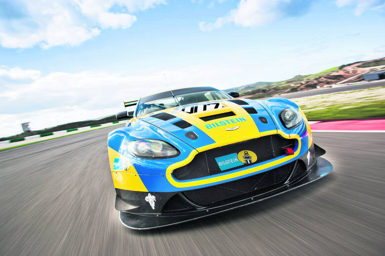 Aston Martin GT3 podczas 24-godzinnego wyścigu na torze Nürburgring.