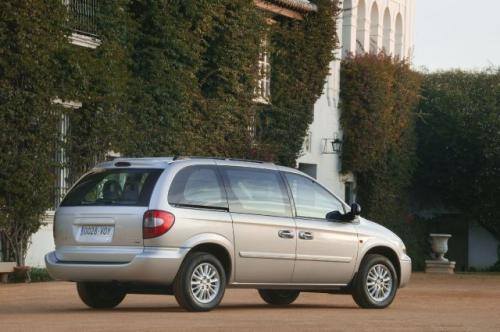 Fot. Chrysler: Wysokoprężny silnik Voyagera z pojemności 2,5 l osiąga 143 KM mocy. Pojazd w mieście zużywa co najmniej 10 l paliwa.