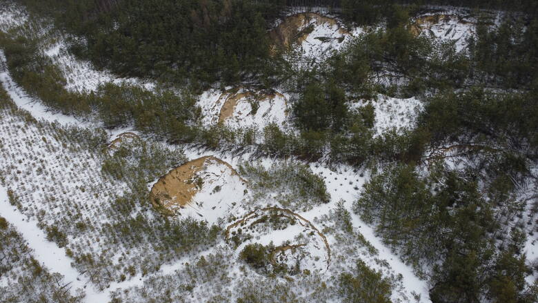 Dziesiątki wielkich kraterów w okolicy kopalni piasku w Hutkach