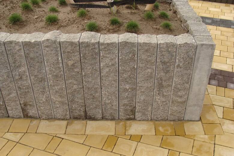 Murki oporowe można też budować z gotowych elementów betonowych. Są one dostępne w różnych formach.