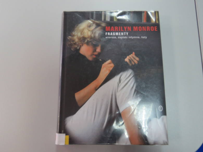 Marilyn Monroe: Fragmenty. Wiersze, zapiski intymne, listy.<br /> <br /> Fragmenty książki złożone są z niezwykle ciekawych, niepublikowanych dotychczas intymnych zapisków, wierszy i listów Marilyn Monroe - amerykańskiej aktorki i modelki, legendy kina lat 50. Tworzą one portret kobiety,...