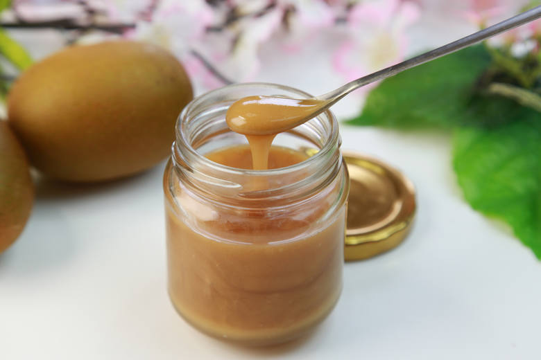 La qualité du miel peut être très facilement vérifiée avec le test de solubilité dans l'eau.  Pour cela, un verre d'eau fraîche doit être préparé
