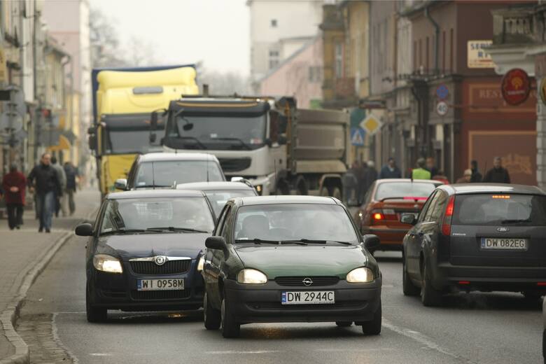 Na razie samochody jadące w kierunku Zielonej Góry korkują codziennie ulicę Średzką Fot: Tomasz Hołod