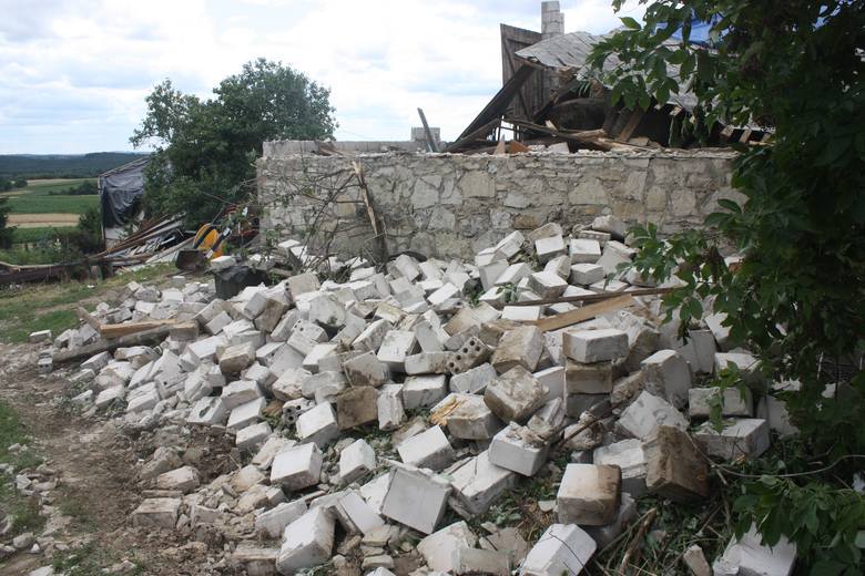 Wichura w Bodziejowicach: Zerwany dach domu poleciał za oborę