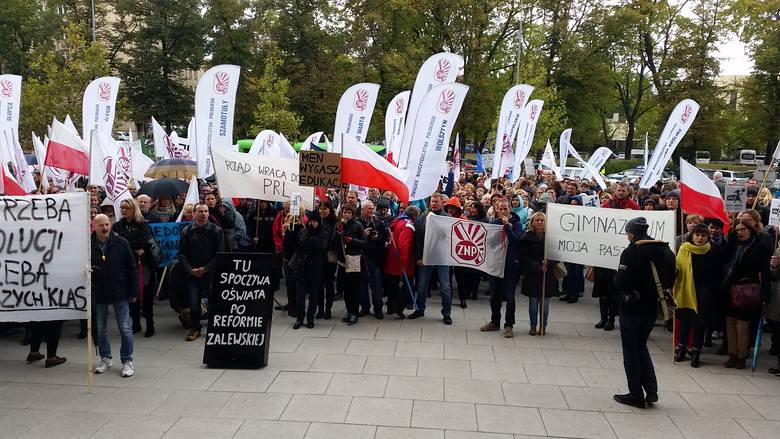 Poznań: Nauczyciele pikietowali przed Urzędem Wojewódzkim